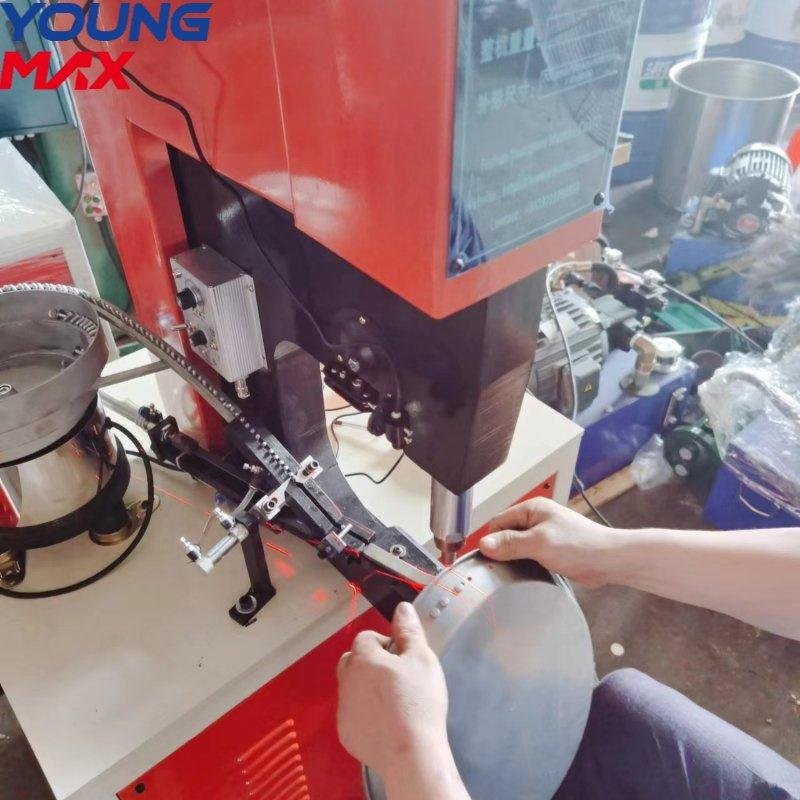 Cookware handle and lid assembly